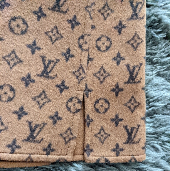 Louis Vuitton Monogram Wool Skirt. - Picture 7 of 16